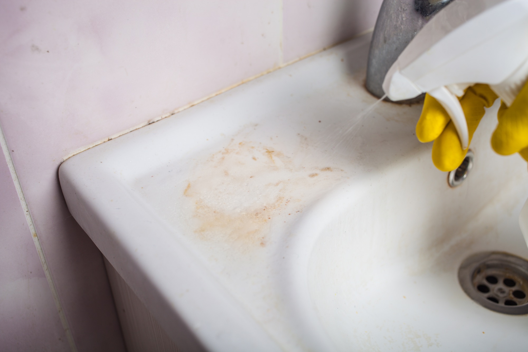 Häufige Fehler beim Entkalken im Badezimmer