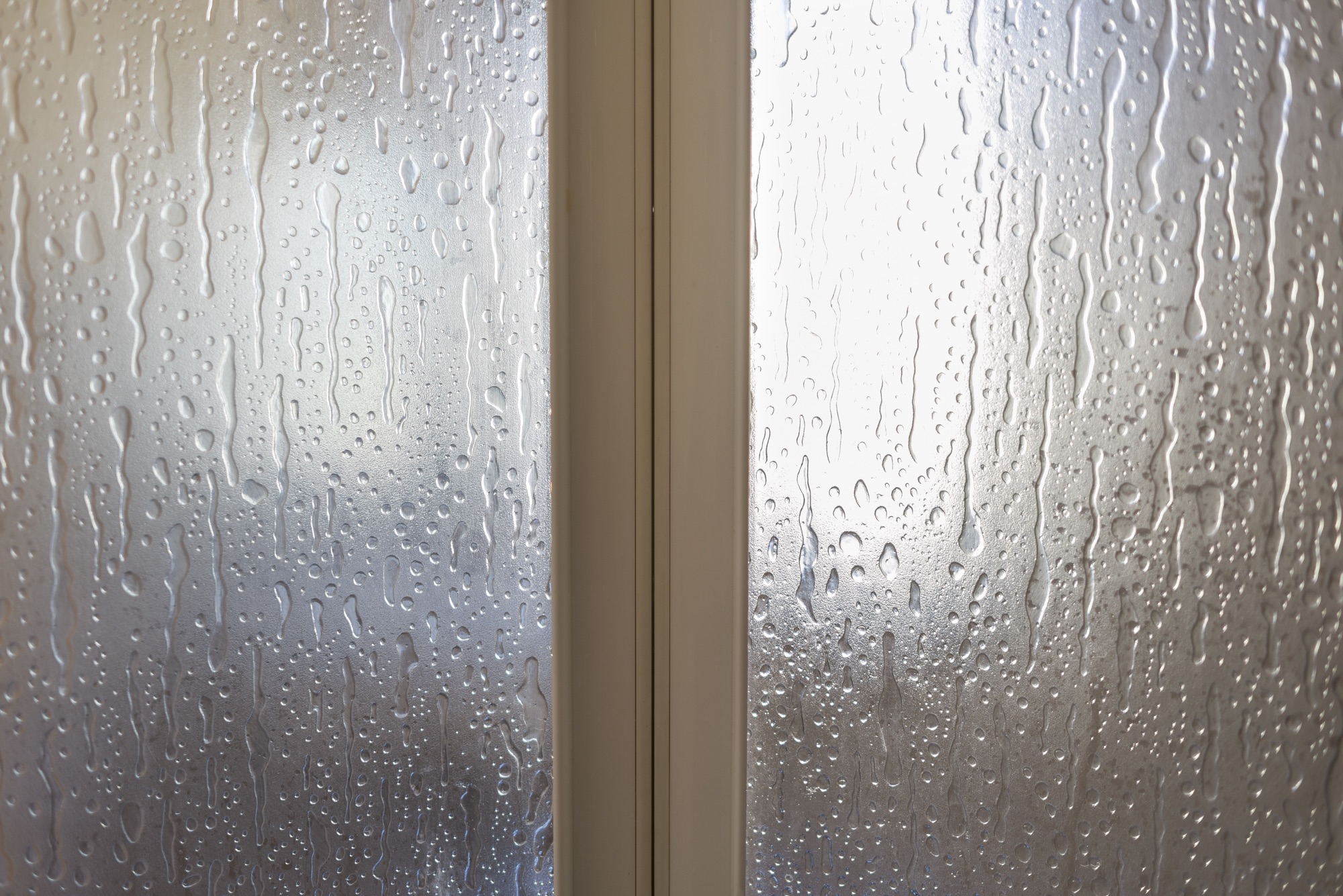 Stark verkalkte Glasscheibe in der Dusche