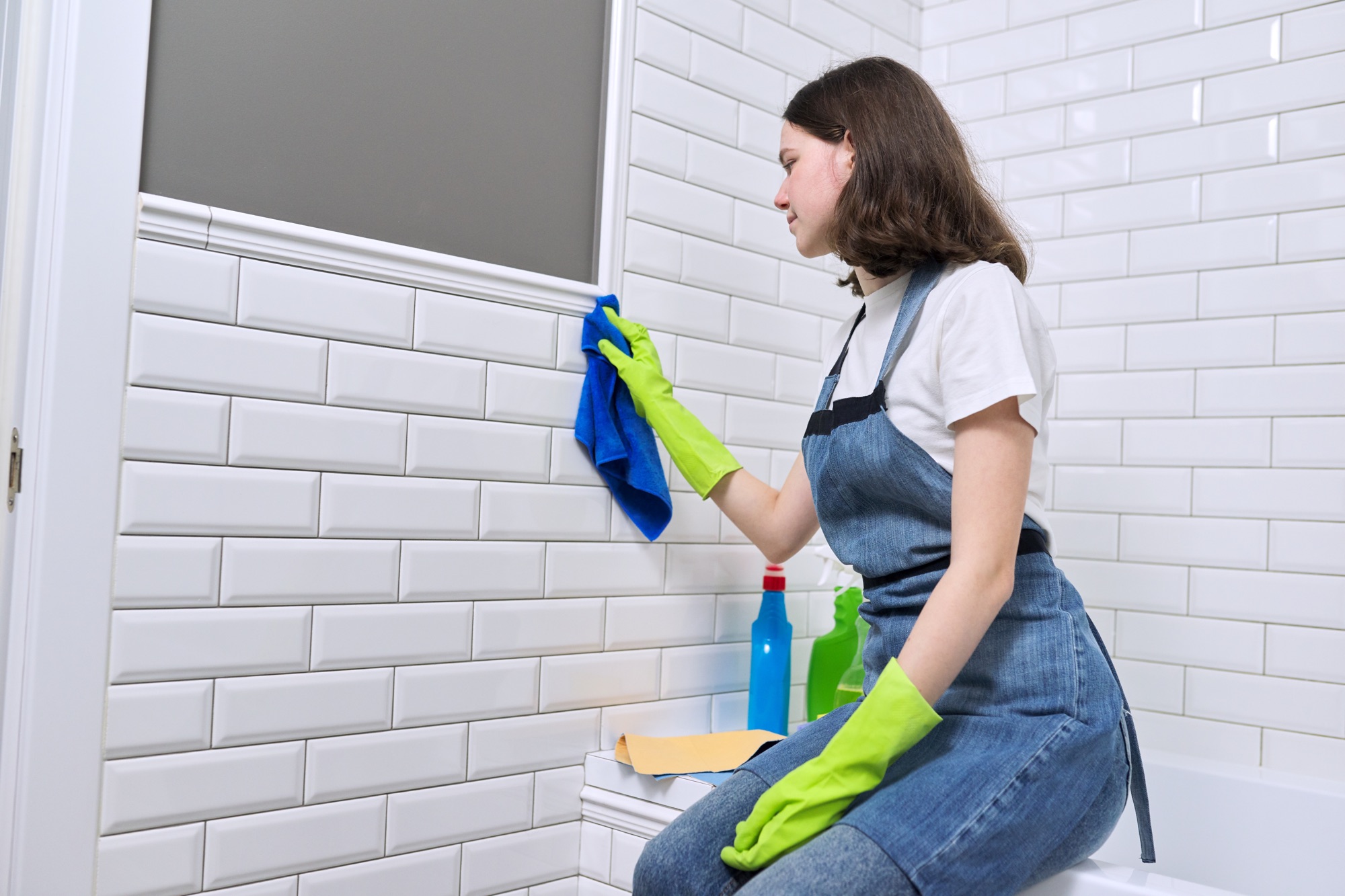 Badezimmer einer Mietwohnung vor der Übergabe reinigen