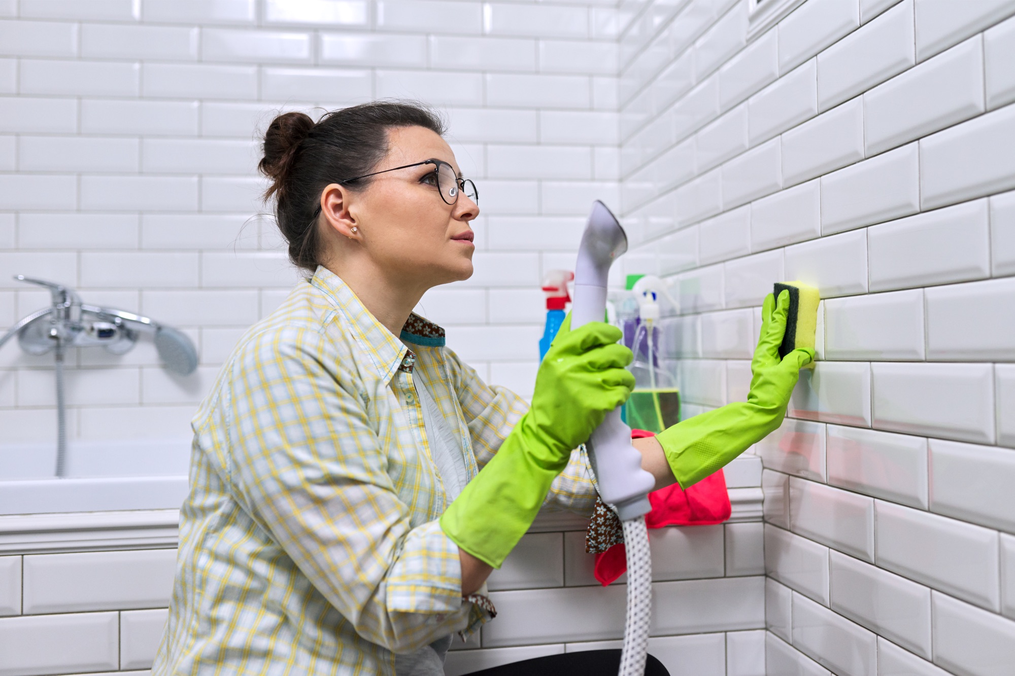 Kalkränder auf einer Armatur im Badezimmer