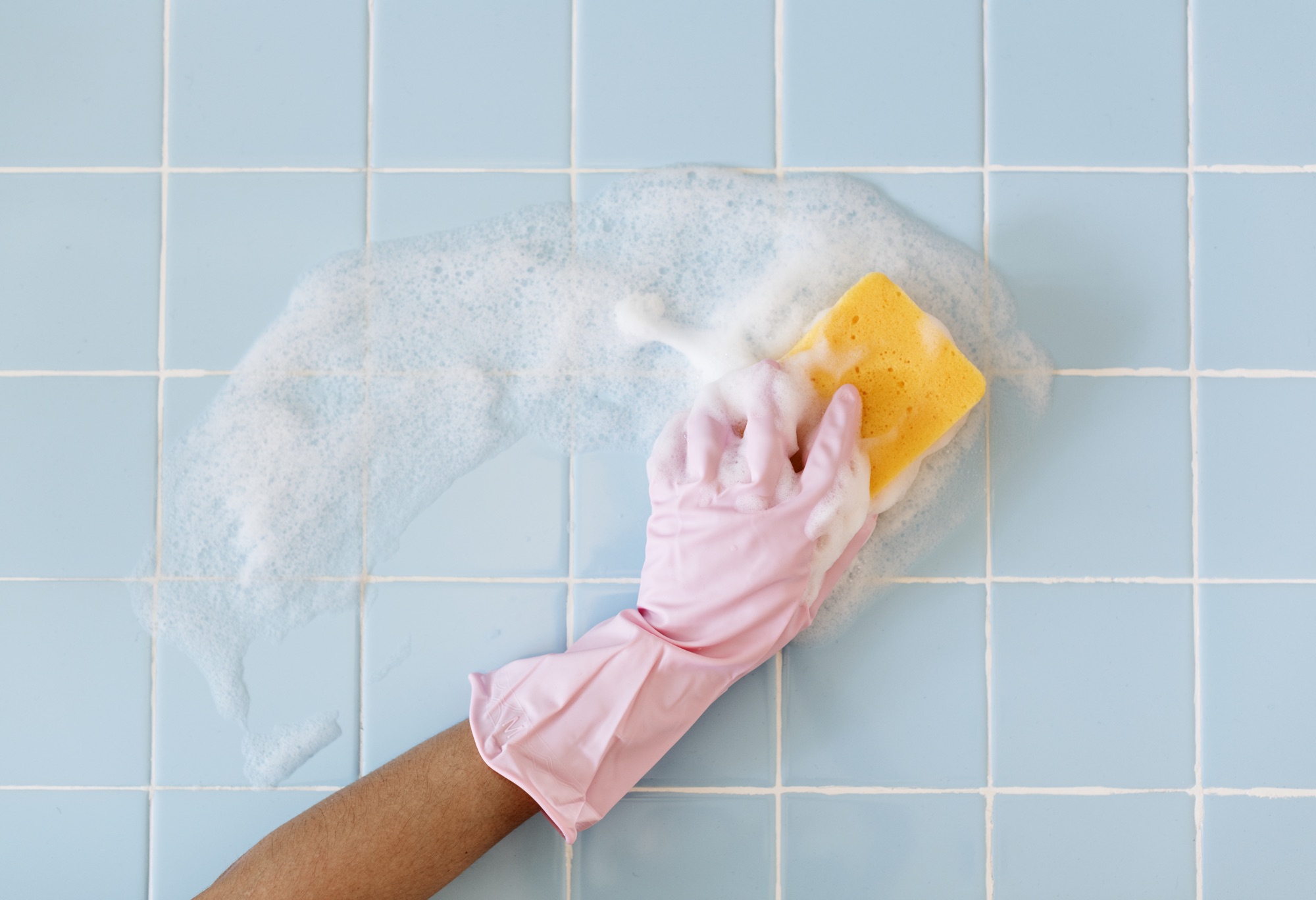 Kalkrand in der Dusche an Fliesen und Fugen