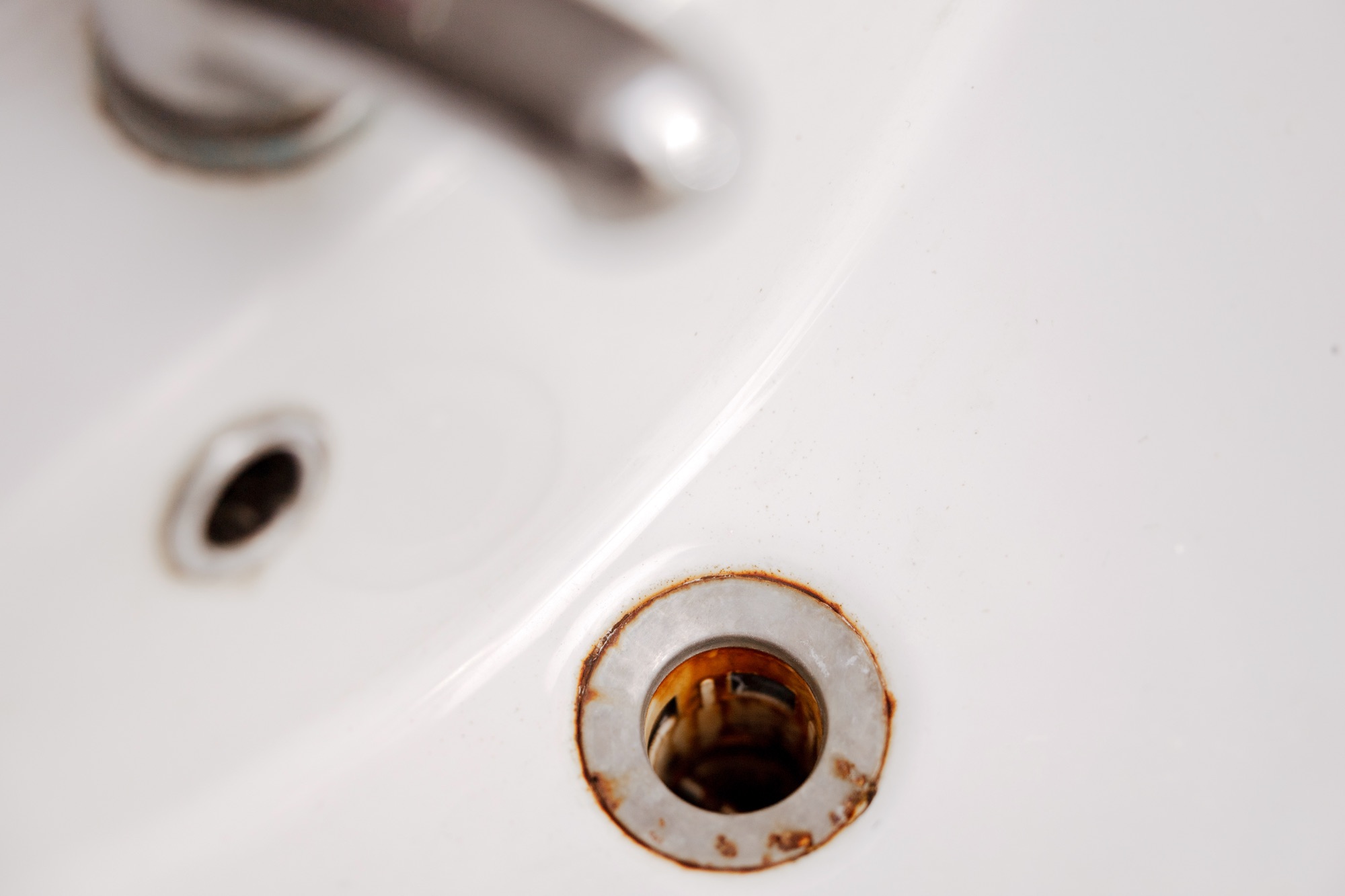 Kalkrand am Waschbecken aus Keramik