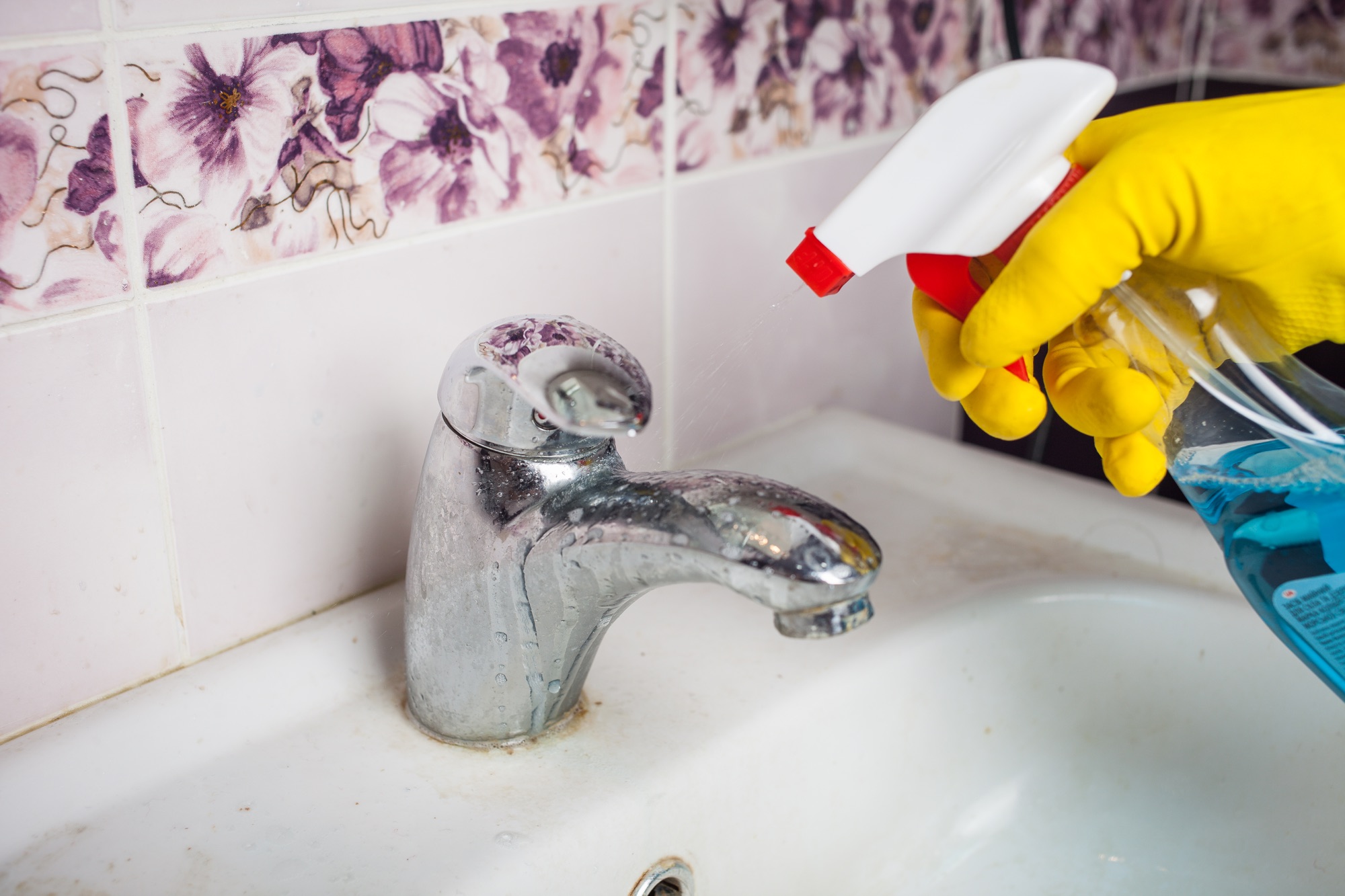 Verkalkter Wasserhahn mit weißen Kalkrändern